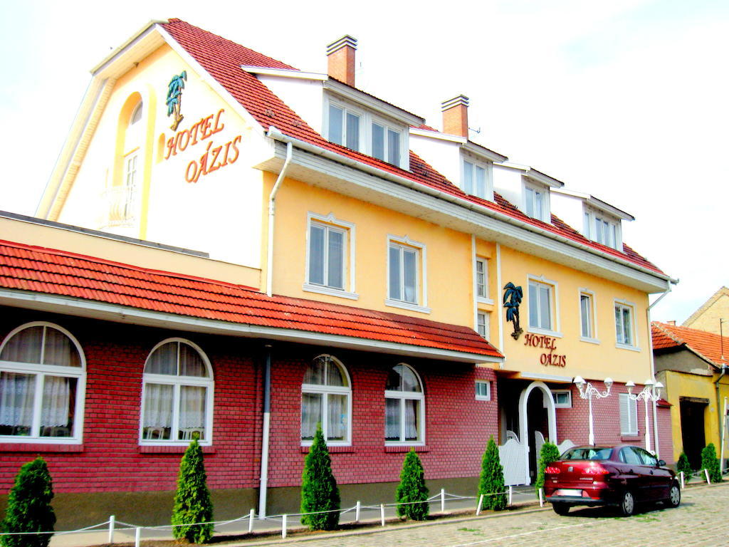 Oazis Hotel Etterem Kiskunfelegyhaza Exterior photo